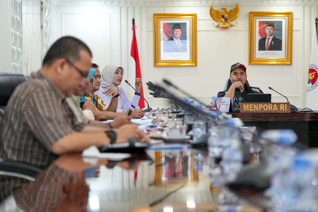 Menteri Pemuda dan Olahraga Republik Indonesia (Menpora RI) Dito Ariotedjo, menerima pemaparan dari Deputi Pembudayaan Olahraga Sri Wahyuni di ruang Rapat Lantai 10, Kantor Kemenpora, Jakarta, Rabu (7/5). Paparan ini terkait perencanaan program dari Deput