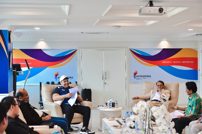 Menteri Pemuda dan Olahraga Republik Indonesia (Menpora RI) Dito Ariotedjo hari Jumat (9/5) sore menerima pengurus Persatuan Tenis Meja Insan Cita (PTMIC) di ruang kerjanya lantai 10, Kemenpora, Senayan, Jakarta. (foto:Andre/kemenpora.go.id)