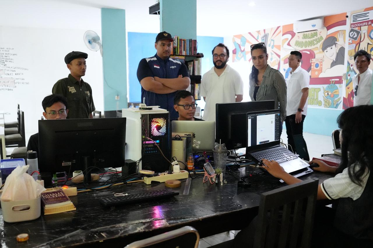 Menteri Pemuda dan Olahraga Republik Indonesia (Menpora RI) Dito Ariotedjo mengunjungi Does University di Godean, Sleman, Yogyakarta, Senin (12/5). Menpora Dito berharap sekolah aminasi ini bisa mencetak generasi muda yang kompeten di bidang industri krea