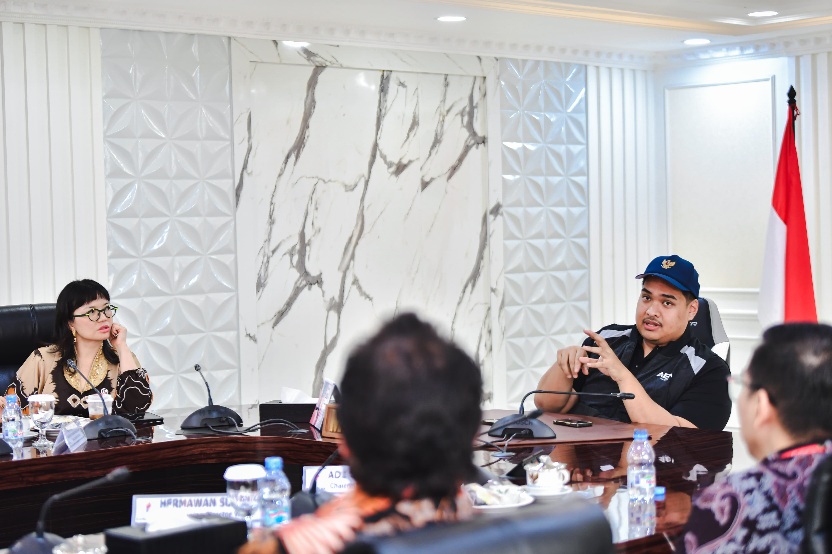 Menteri Pemuda dan Olahraga Republik Indonesia (Menpora RI) Dito Ariotedjo menggelar rapat bareng Wakil Menteri Pendidikan Tinggi, Sains, dan Teknologi (Wamendiktisaintek) Stella Christie di Kemenpora, Jakarta, Jumat (16/5). (foto:Andre/kemenpora.go.id)