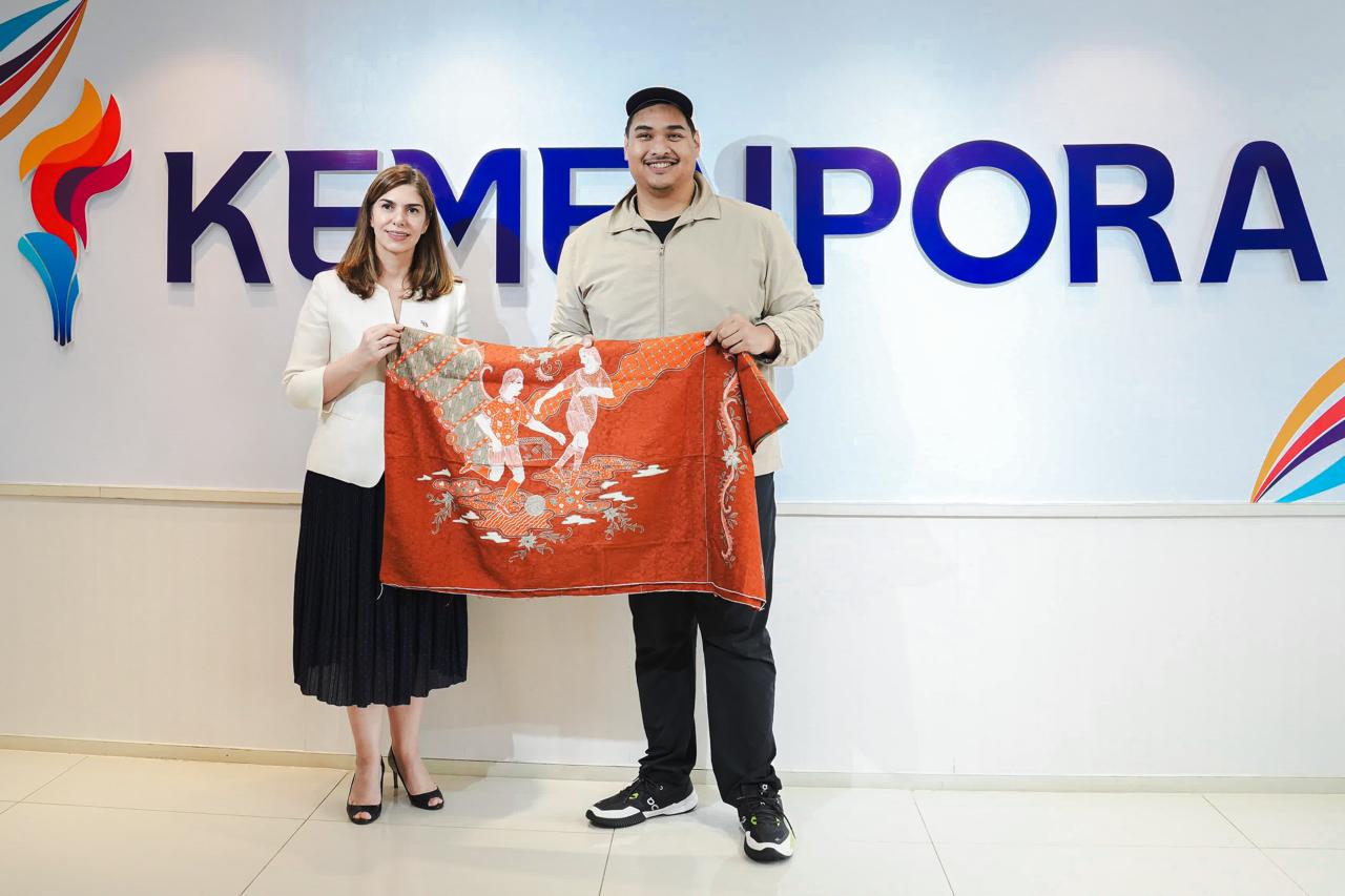 Menteri Pemuda dan Olahraga (Menpora) RI Dito Ariotedjo melakukan courtesy meeting dengan Duta Besar (Dubes) Uruguay untuk Indonesia, Cristina Gonzalez di Lantai 10 Graha Kemenpora, Jalan Gerbang Pemuda Nomor 3 Senayan, Senin (19/5) siang.(foto:herry/keme