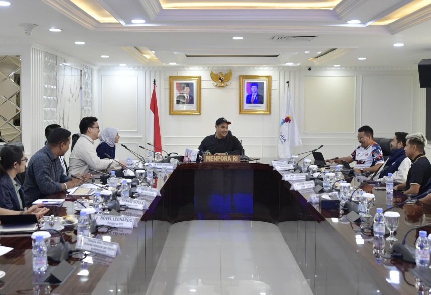 Menteri Pemuda dan Olahraga Republik Indonesia (Menpora RI) Dito Ariotedjo menerima audiensi dari Federasi Futsal Indonesia (FFI) bersama Smeshub di Kantor Kemenpora, Jakarta, Selasa (20/5). (foto:bagus/kemenpora go id)