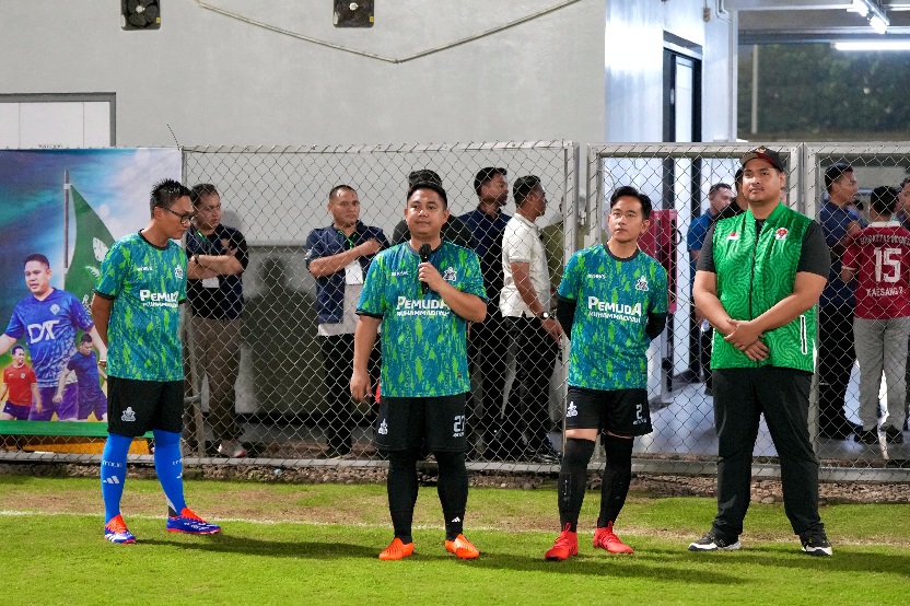 Menteri Pemuda dan Olahraga Republik Indonesia (Menpora RI) Dito Ariotedjo menghadiri dan menonton pertandingan Fun Football Pemuda Muhammadiyah yang diikuti Wakil Presiden Gibran Rakabuming Raka di Lapangan ABC, Senayan, Jakarta, Selasa (20/5) malam.(fot