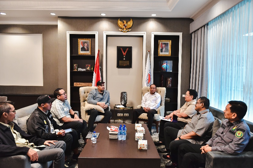 Menteri Pemuda dan Olahraga (Menpora) RI Dito Ariotedjo menerima audiensi jajaran Pengurus Besar (PB) Ikatan Anggar Seluruh Indonesia (Ikasi) di kediamannya, Jalan Denpasar Raya Nomor 34, Jakarta Selatan (Jaksel), Rabu (21/5) siang.(foto:Andre/kemenpora.g