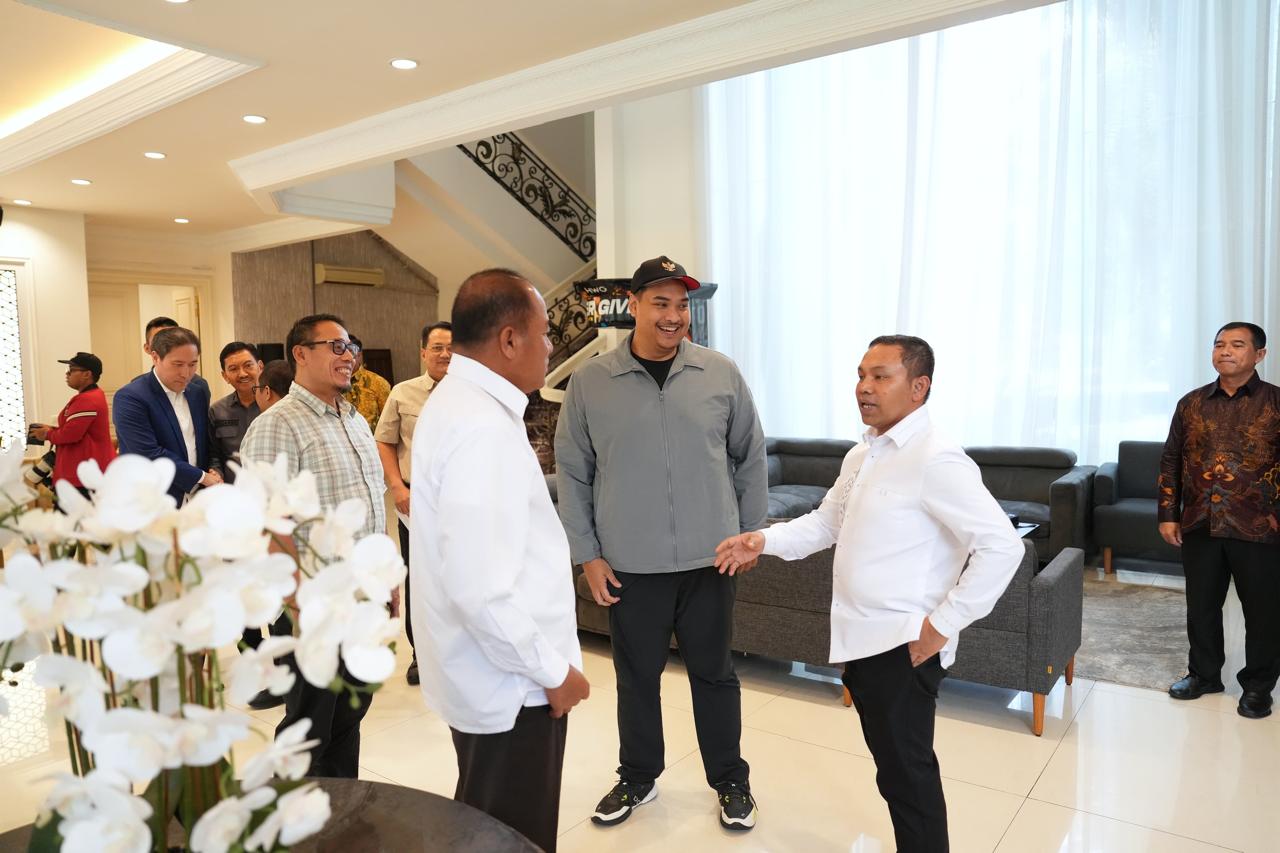 Menteri Pemuda dan Olahraga Republik Indonesia (Menpora RI) Dito Ariotedjo menerima audiensi Gubernur Riau Abdul Wahid bersama jajaran Pemerintah Daerah Riau di kediamannya, Denpasar Raya, Jakarta, Rabu (21/5).(foto:Herry/Kemenpora.go.id)