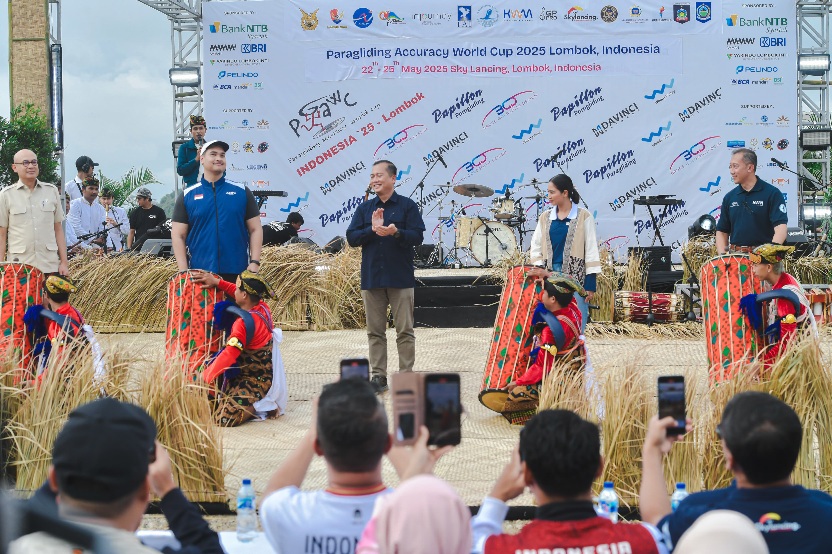 Menteri Pemuda dan Olahraga Republik Indonesia (Menpora RI) Dito Ariotedjo membuka secara resmi kejuraan Paragliding Accuracy World Cup (PGAWC) di Bukit Sky Lancing, Kabupaten Lombok Tengah, Nusa Tenggara Barat (NTB), Kamis (22/5). (foto:bagus/kemenpora.g