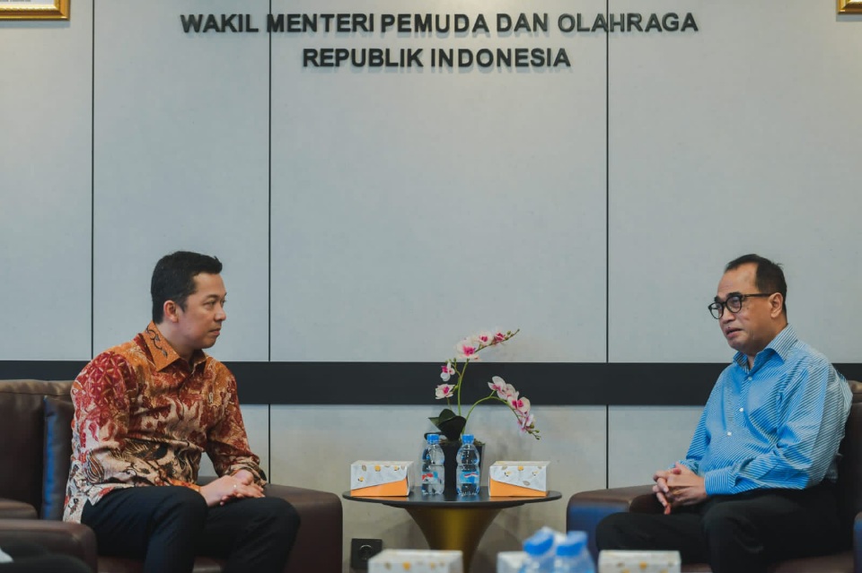Wakil Menteri Pemuda dan Olahraga Republik Indonesia (Wamenpora RI) Taufik Hidayat menerima Ketua Pengurus Yayasan Pembangunan Jaya Raya, Budi Karya Sumadi bersama jajaran pengurus klub bulu tangkis PB Jaya Raya di Kemenpora, Jakarta, Senin (26/5). (foto: