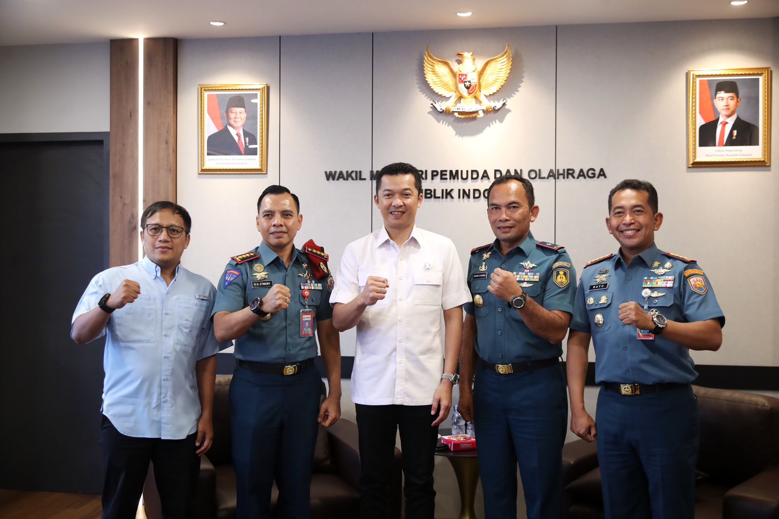 Wakil Menteri Pemuda dan Olahraga (Wamenpora) RI Taufik Hidayat menerima audiensi Komandan Pusat Komando Pasukan Katak (Danpuskopaska) Laksma TNI Monang Hatorangan Sitompul di ruangannya, Lantai 8 Graha Kemenpora, Jalan Gerbang Pemuda Nomor 3, Senayan, Se