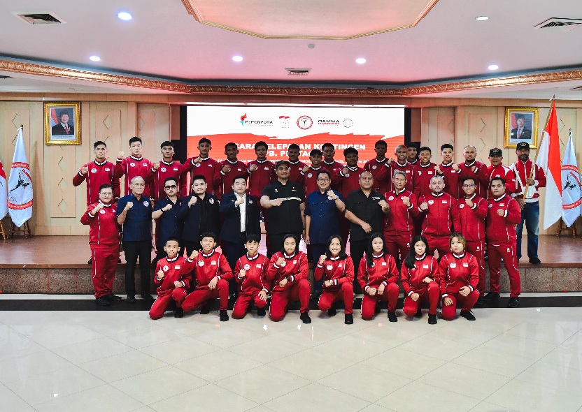 Sebanyak 17 atlet Mixed Martial Arts (MMA) dari Kontingen Indonesia secara resmi dilepas oleh Menteri Pemuda dan Olahraga Republik Indonesia (Menpora RI), Dito Ariotedjo di Auditorium Wisma Kemenpora, Kamis (12/6).(foto:bagus/kemenpora.go.id)