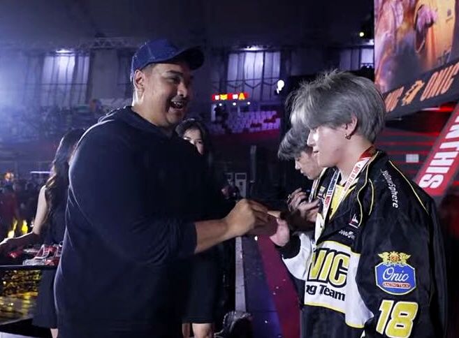 Menteri Pemuda dan Olahraga Republik Indonesia (Menpora RI) Dito Ariotedjo memberikan selamat atas keberhasilan Onic Esports yang menjuarai Mobile Legends Professional League Indonesia (MPL ID) Season 15 di Jakarta International Velodrome, Minggu (15/6). 
