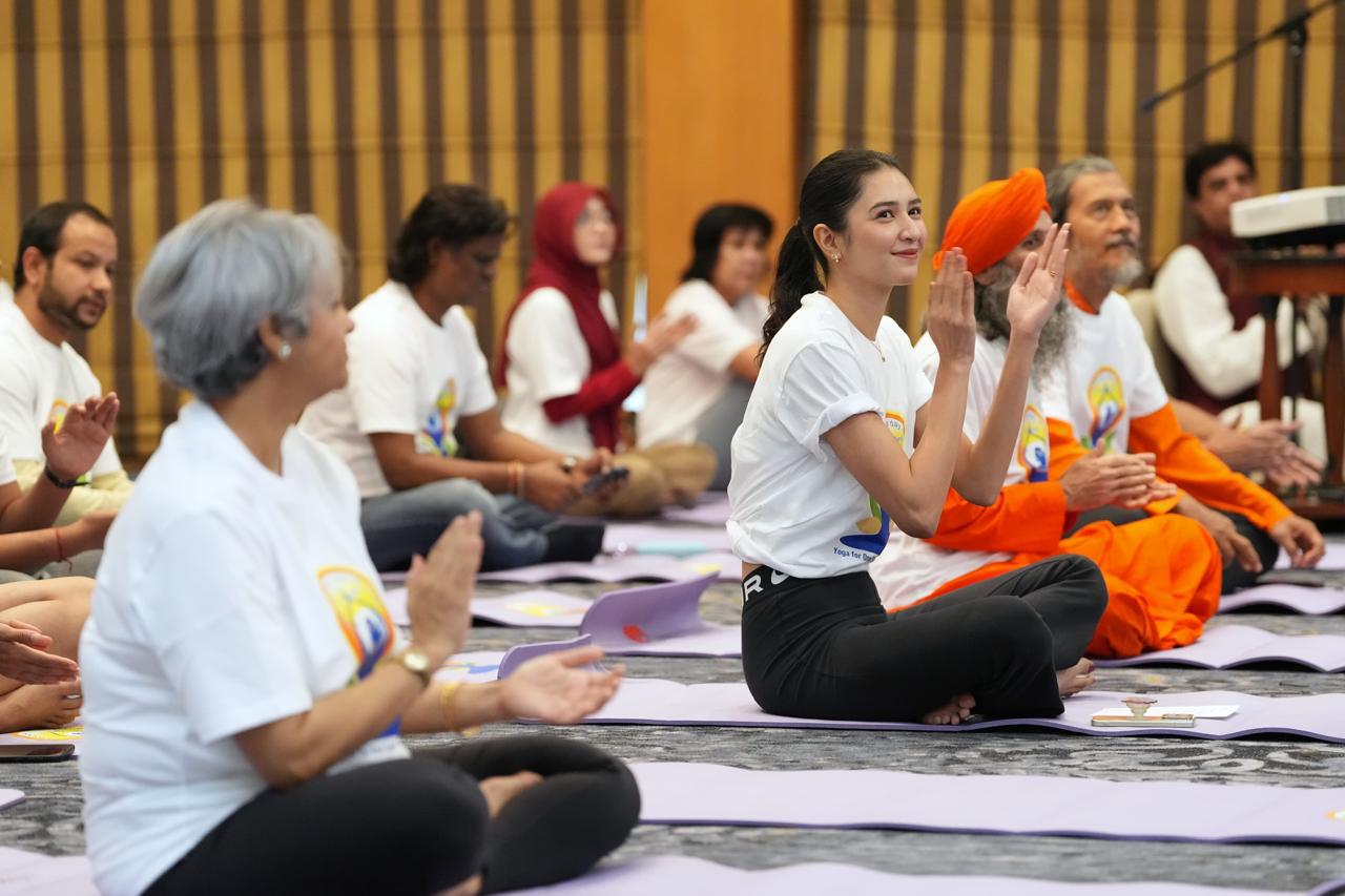 Dalam rangka memperingati Hari Yoga Internasional (International Day of Yoga) ke-10, Kedutaan Besar India  untuk  Indonesia menggelar perayaan bertajuk "Yoga untuk Satu Bumi, Satu Kesehatan" (Yoga for One Earth, One Health) di Hotel Aryaduta, Menteng, Jak