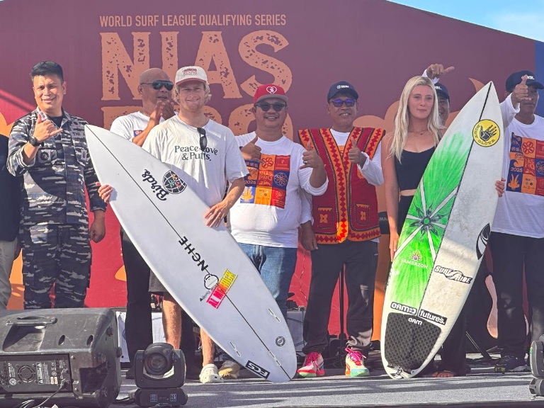 Kejuaraan surfing internasional Nias Pro 2025 World Surf League Qualifying Series 6000 resmi dibuka di Pantai Sorake, Luahagundre Maniamolo, Kabupaten Nias Selatan, Sumatera Utara, Sabtu (21/6/2025). Deputi Bidang Pengembangan Industri Olahraga Kemenpora,
