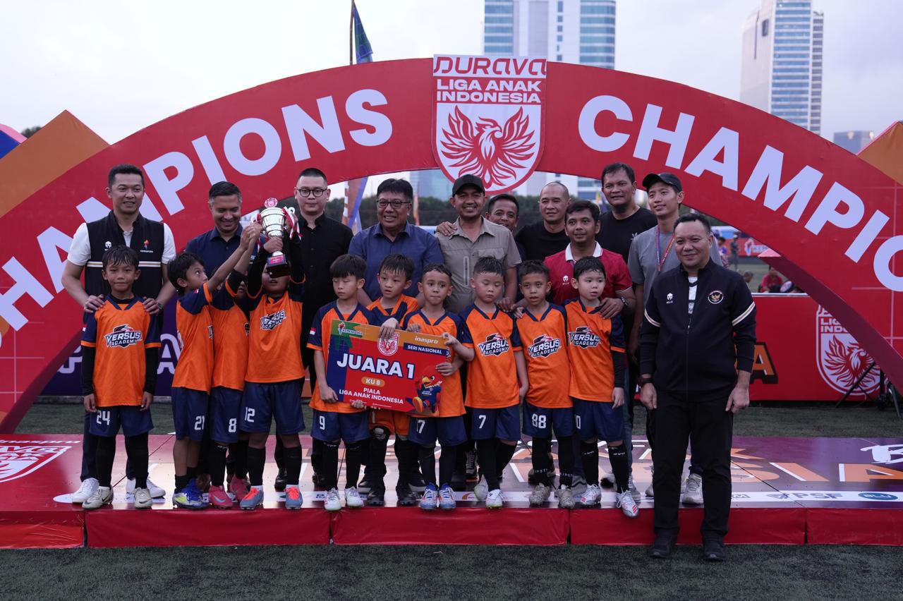 Kehadiran para legenda sepak bola Indonesia menjadi momen paling berkesan dalam pembukaan Seri Nasional Durava Liga Anak Indonesia (LAI) By Inaspro Season 2 Tahun 2025 yang digelar di Lapangan Sepak Bola TNI AU Pancoran, Jakarta Selatan, Selasa (1/7).(fot