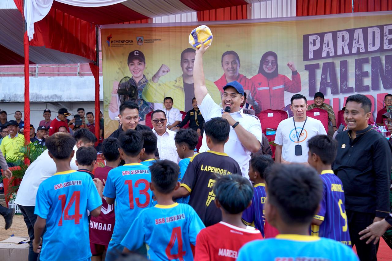 Menteri Pemuda dan Olahraga Republik Indonesia (Menpora RI) Dito Ariotedjo menyerahkan bantuan secara simbolis berupa bola saat melakukan kunjungan kerja di Kabupaten Dharmasraya, Sumatera Barat, Kamis (3/7). (foto:Gilang/kemenpora.go.id)