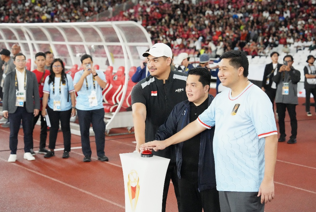 Menteri Pemuda dan Olahraga Republik Indonesia (Menpora RI) Dito Ariotedjo, bersama Ketua Umum PSSI Erick Thohir dan Ketua Steering Committee (SC) Maruarar Sirait secara resmi membuka Piala Presiden 2025 di Stadion Utama Gelora Bung Karno (SUGBK) Senayan,
