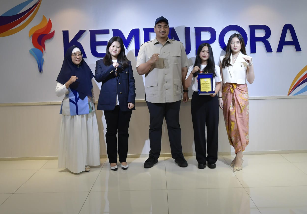Menteri Pemuda dan Olahraga Republik Indonesia (Menpora RI) Dito Ariotedjo menerima audiensi Komunitas  Karya Pelajar Mengabdi Bangsa (KOMIB) di Kantor Kemenpora, Kamis (10/7).(foto:bagus/kemenpora.go.id)