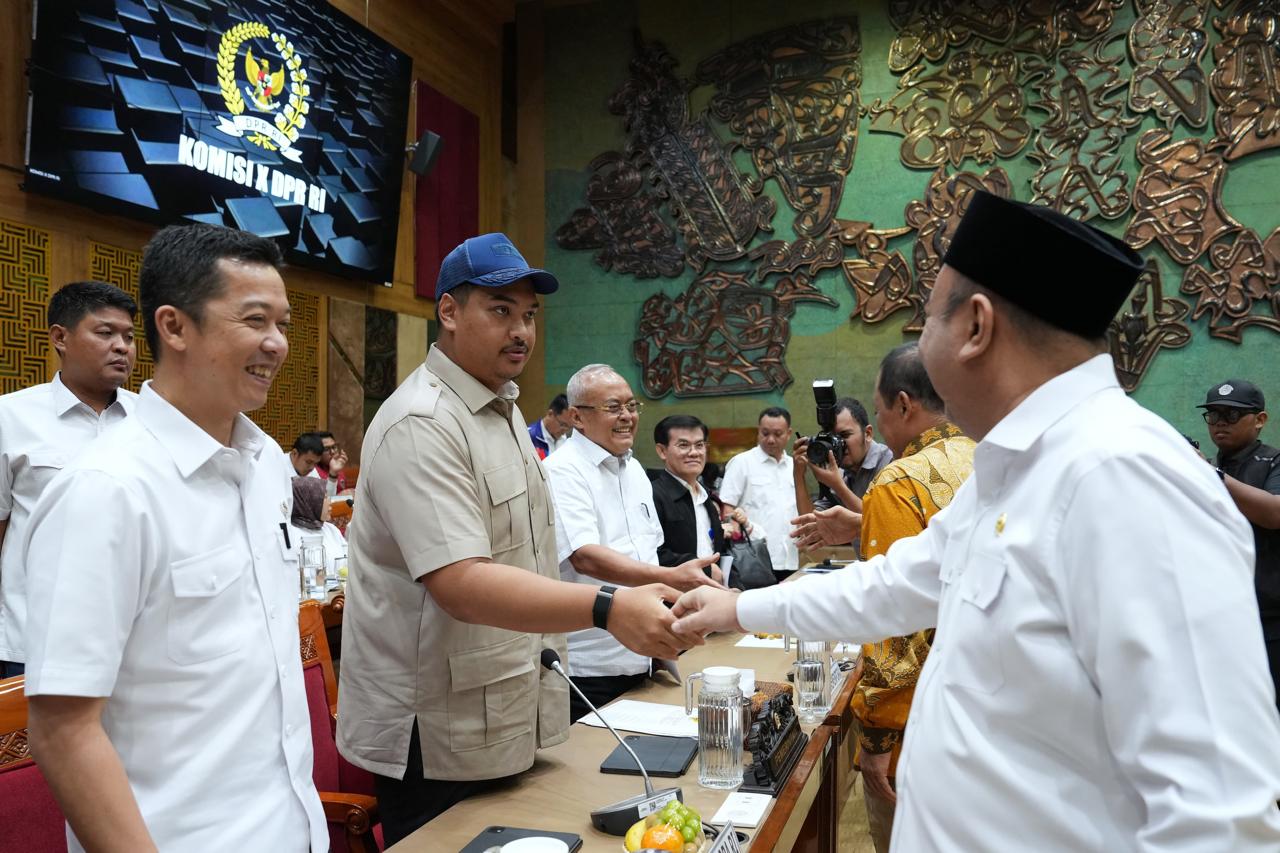 Menteri Pemuda dan Olahraga Republik Indonesia (Menpora RI) Dito Ariotedjo bersama Wamenpora Taufik Hidayat serta para pejabat eselon I dan II mengikuti rapat kerja (raker) dengan Komisi X DPR di Kompleks Parlemen, Senayan, Jakarta, Kamis (10/7). (foto:He