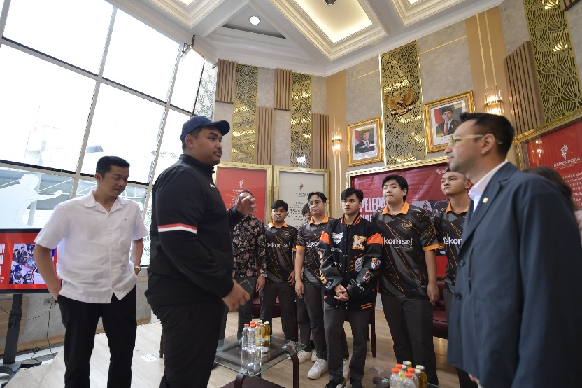 Menteri Pemuda dan Olahraga (Menpora) RI Dito Ariotedjo didampingi Wakil Menteri Pemuda dan Olahraga (Wamenpora) Taufik Hidayat secara resmi melepas keberangkatan Tim Kagendra ke Honor of Kings World Cup 2025, Jumat (11/7), di kantor Kemenpora, Jakarta. (