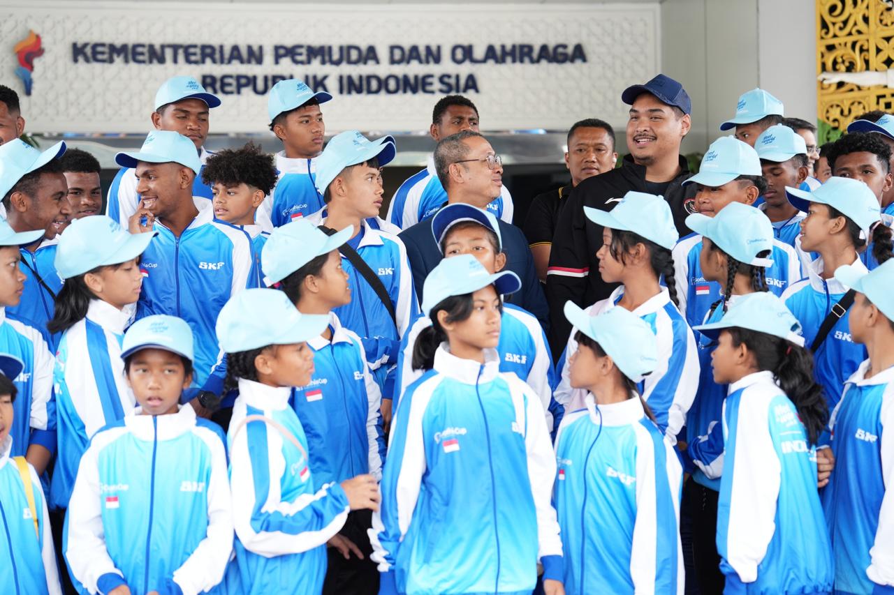 Menteri Pemuda dan Olahraga Republik Indonesia (Menpora RI) Dito Ariotedjo memberi semangat kepada pemain dari tiga tim asal Indonesia yang akan berpartisipasi pada ajang Gothia Cup 2025 di Swedia, 13 hingga 19 Juli mendatang.(foto:Herry/kemenpora.go.id)