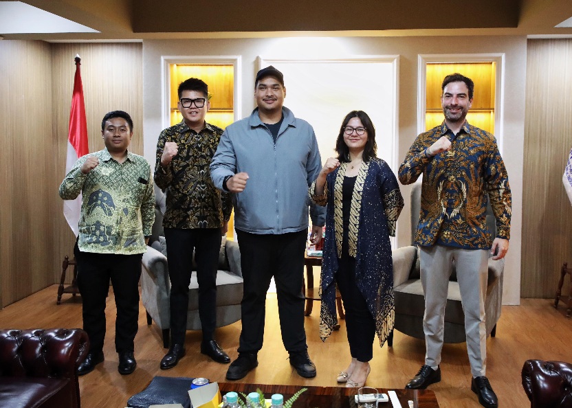 Menteri Pemuda dan Olahraga (Menpora) RI Dito Ariotedjo menerima audiensi Groof Company Switzerland di rumah dinas, Kompleks Widya Chandra IV Nomor 20, Jakarta Selatan (Jaksel), Jumat (11/7) sore. Kedatangan perusahaan asal Swiss tersebut guna membahas po