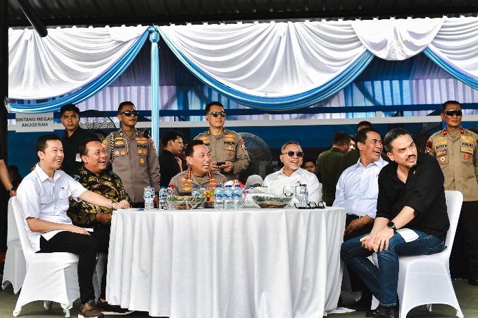 Mewakili Menteri Pemuda dan Olahraga Republik Indonesia (Menpora RI) Dito Ariotedjo, Wakil Menteri Pemuda dan Olahraga Republik Indonesia (Wamenpora RI), Taufik Hidayat, menunjukkan dukungannya dengan ikut serta dalam sesi tembak ekshibisi di Kejuaraan Ka