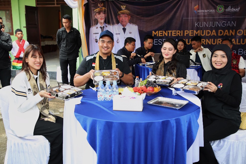 Menteri Pemuda dan Olahraga (Menpora) RI Dito Ariotedjo meninjau SMA Negeri 5 Ternate, Jalan Batu Angus, Dufa Dufa, Ternate Utara, Kota Ternate, Maluku Utara (Malut) Kamis (17/7) siang. Tarian Soya-Soya khas Malut yang diperagakan para siswa menyambut ked