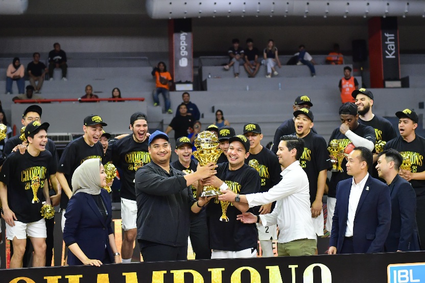 Menteri Pemuda dan Olahraga Republik Indonesia (Menpora RI) Dito Ariotedjo menyaksikan serunya pertandingan laga ketiga final Indonesia Basket League (IBL) antara Pelita Jaya Jakarta vs Dewa United Banten di Gelanggang Mahasiswa Soemantri Brodjonegoro, Ja