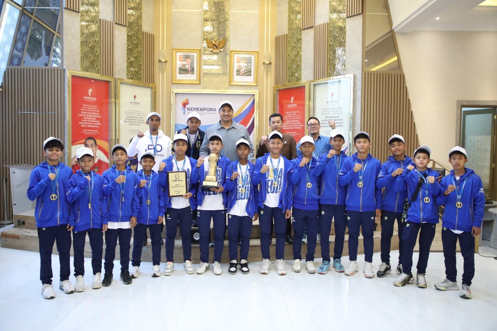 Menteri Pemuda dan Olahraga Republik Indonesia (Menpora RI) Dito Ariotedjo, didampingi Wamenpora Taufik Hidayat menerima audiensi Akademi Persib Cimahi (APC) Boys All Stars U-13. Menpora Dito merasa senang dan sangat bangga atas prestasi sekaligus sejarah