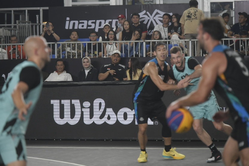 Menteri Pemuda dan Olahraga Republik Indonesia (Menpora RI), Dito Ariotedjo, menghadiri FIBA 3x3 Jakarta Challenger 2025 di Plaza Parkir Timur, Gelora Bung Karno, Jakarta, Sabtu (26/7). Ribuan penonton memadati area pertandingan dan mendukung tim Indonesi