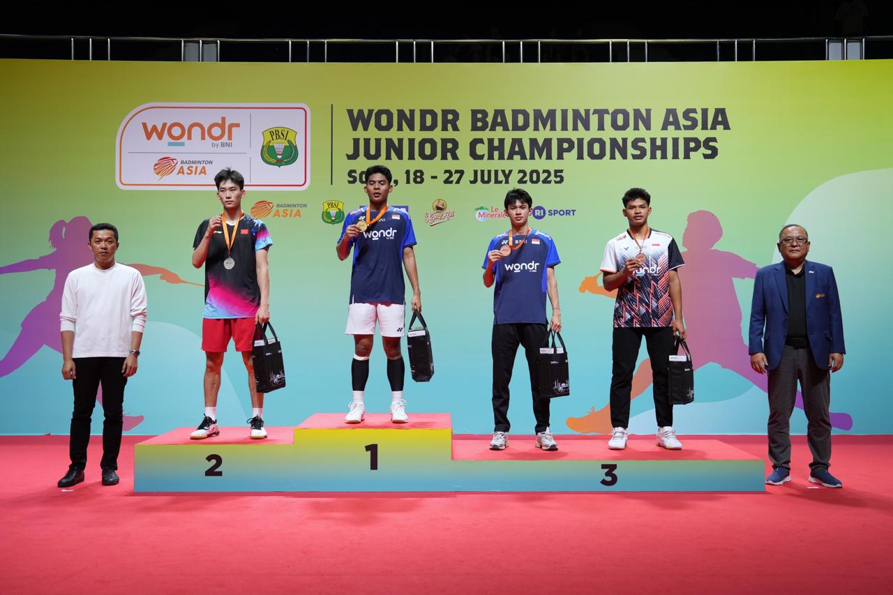 Wakil Menteri Pemuda dan Olahraga Republik Indonesia (Wamenpora RI), Taufik Hidayat, hadir langsung di GOR Indoor Manahan, Solo, untuk menyaksikan laga final tunggal putra dan ganda campuran pada ajang WONDR Badminton Asia Junior Championships (BAJC) 2025
