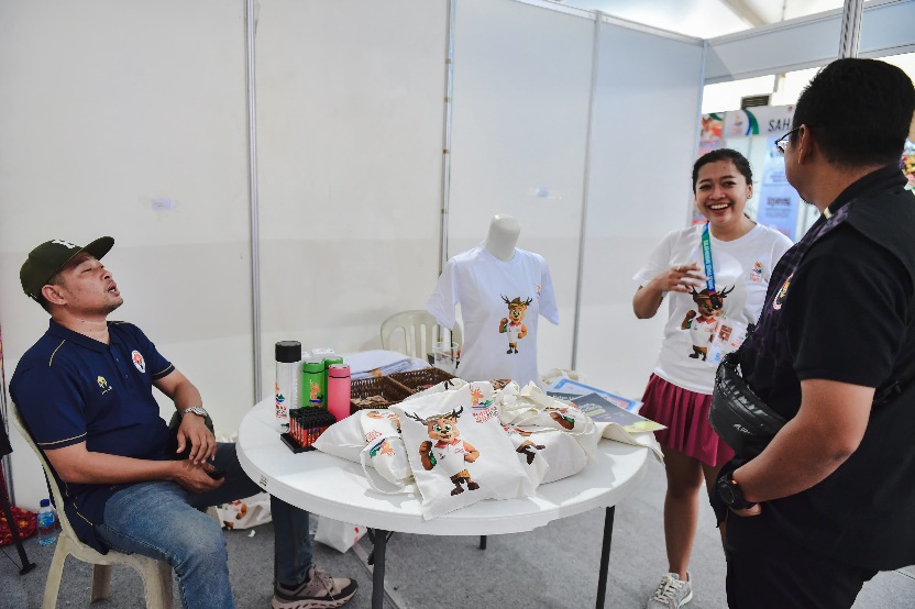 Penyelenggaraan Festival Olahraga Masyarakat Nasional (FORNAS) VIII tahun 2025 di Nusa Tenggara Barat (NTB) ternyata memiliki dampak positif terhadap perputaran ekonomi, dan pergerakan industri olahraga. Berbagai UMKM lokal dan nasional bisa meraup berkah