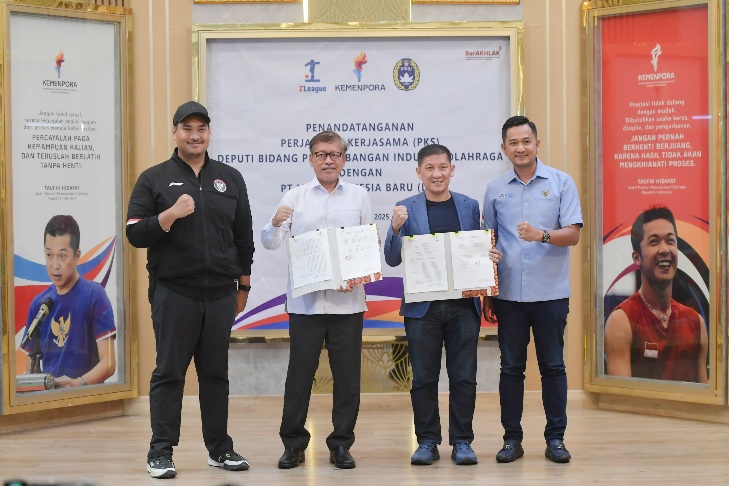 Menteri Pemuda dan Olahraga Republik Indonesia (Menpora RI), Dito Ariotedjo, menyaksikan penandatanganan Perjanjian Kerja Sama (PKS) antara Deputi Pengembangan Industri Olahraga Raden Isnanta dengan Direktur Utama PT Liga Indonesia Baru (LIB) Ferry Paulus