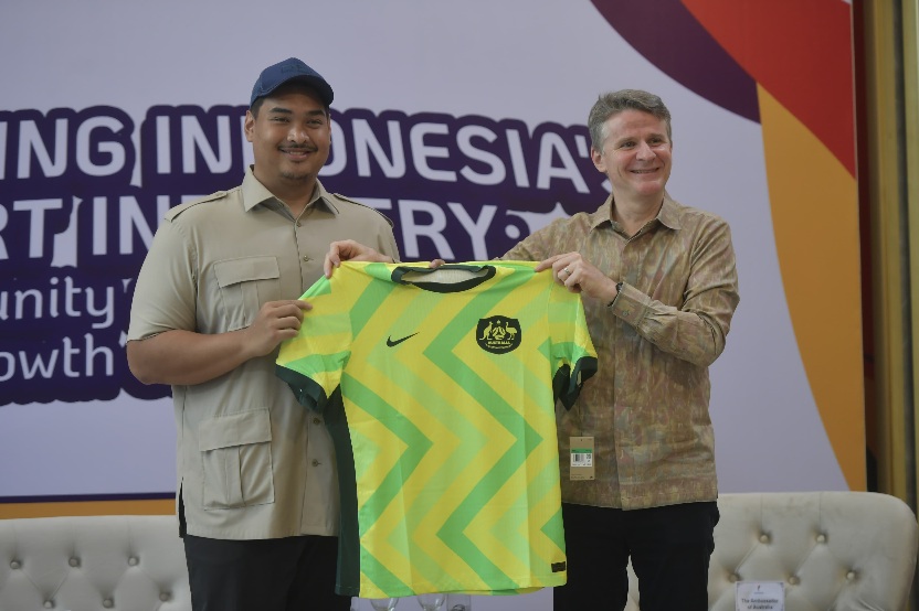 Menteri Pemuda dan Olahraga Republik Indonesia (Menpora RI) Dito Ariotedjo, bersama Duta Besar Australia untuk Indonesia Rod Brazier meluncurkan program beasiswa singkat atau Short Course Australia Awards bertajuk Memajukan Industri Olahraga Indonesia: Pe