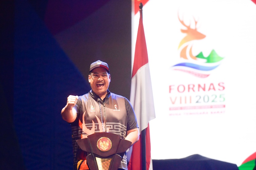 Menteri Pemuda dan Olahraga Republik Indonesia (Menpora RI) Dito Ariotedjo memberikan ucapan selamat kepada Jawa Barat yang berhasil menjadi juara umum pada Festival Olahraga Masyarakat Nasional (Fornas) VIII Nusa Tenggara Barat (NTB) 2025.(Foto:bagus/kem