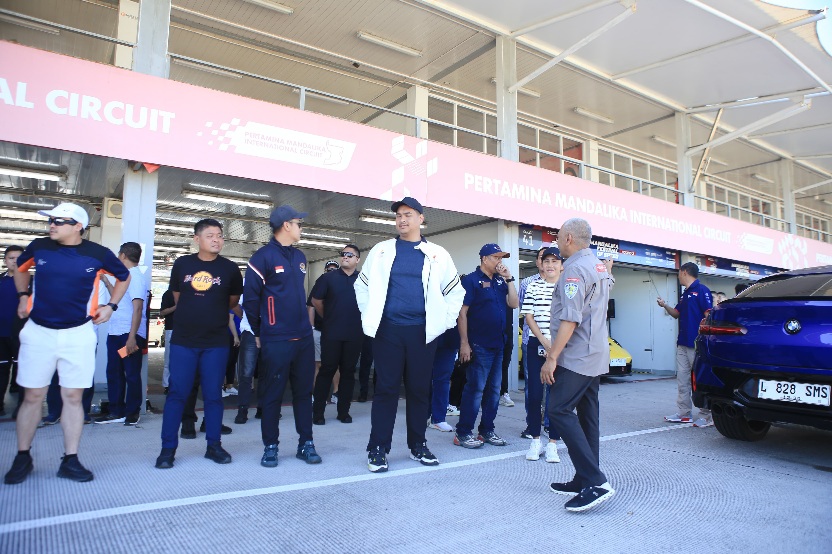 Menteri Pemuda dan Olahraga Republik Indonesia (Menpora RI) Dito Ariotedjo meninjau Sirkuit Mandalika di Kuta, Lombok Tengah, Nusa Tenggara Barat, Sabtu (2/8). Tinjauan dilakukan menjelang bergulirnya MotoGP Indonesia pada Oktober 2025 mendatang. (foto:ba