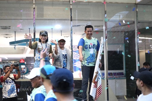 Wakil Menteri Pemuda dan Olahraga (Wamenpora) RI Taufik melepas ratusan peserta Fun Run & Walk Gelar Batik Nusantara (GBN) di area Pasaraya Blok M, Jakarta Selatan (Jaksel) , Minggu (3/8) pagi. Kegiatan ini merupakan bagian sekaligus puncak GBN yang disel