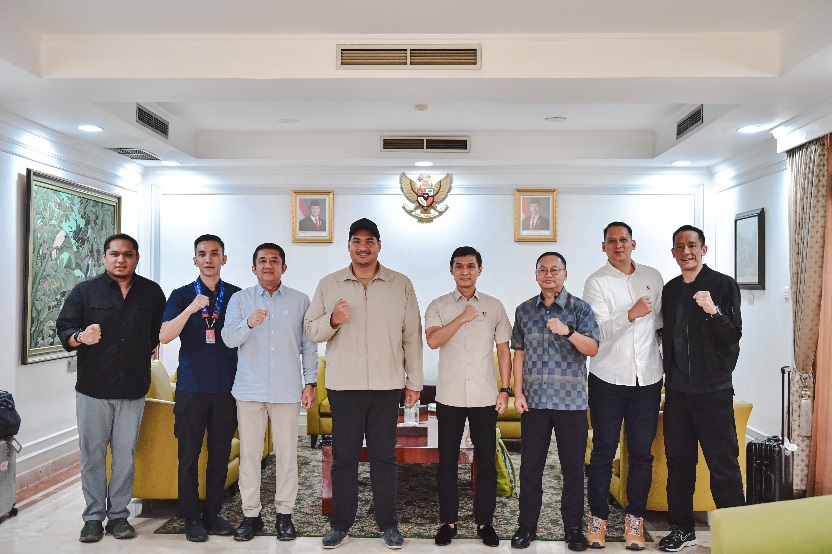 Menteri Pemuda dan Olahraga Republik Indonesia (Menpora RI), Dito Ariotedjo menerima Ketua Pengurus Basket Polri, Brigjen Himawan Bayu Aji beserta rombongan di Bandara Halim Perdanakusuma, Jakarta, Kamis (7/8).(foto:Andre/kemenpora.go.id)