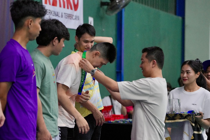 Suasana hangat terasa di Tantowi Ahmad Badminton Hall BSD, Kabupaten Tangerang, Minggu (11/8) sore. Di tengah riuh tepuk tangan penonton, Wakil Menteri Pemuda dan Olahraga Republik Indonesia (Wamenpora RI) Taufik Hidayat melangkah ke depan podium untuk me