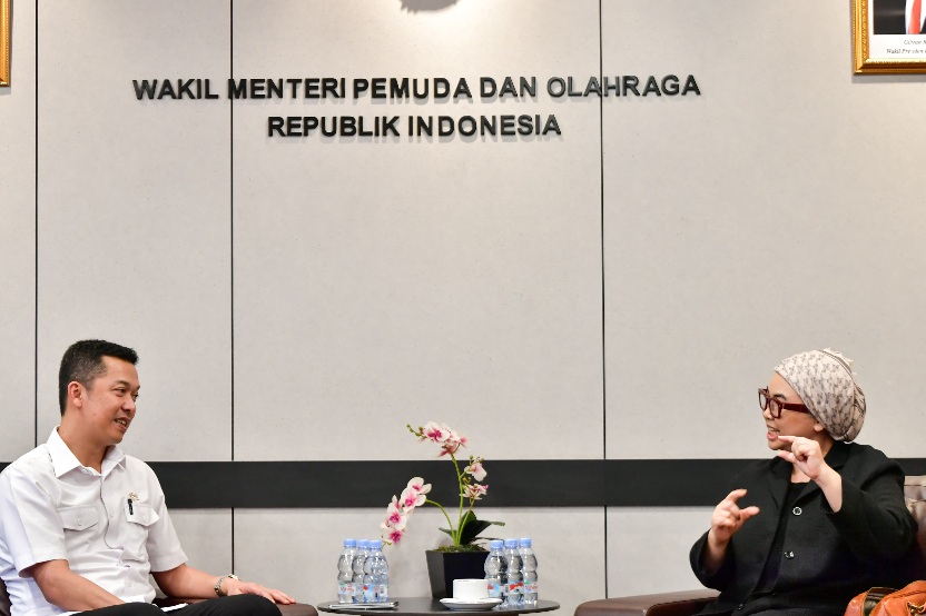 Wakil Menteri Pemuda dan Olahraga Republik Indonesia (Wamenpora RI) Taufik Hidayat menerima Ketua Umum Pengurus Besar Persatuan Senam Indonesia (PB Persani) Ita Yuliati di Kemenpora, Jakarta, Senin (11/8). (andre/kemenpora.go.id)