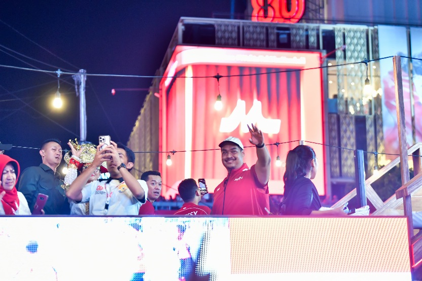 Menteri Pemuda dan Olahraga Republik Indonesia (Menpora RI) Dito Ariotedjo dan Wamenpora Taufik Hidayat turut meramaikan karnaval peringatan Hari Ulang Tahun (HUT) ke-80 Republik Indonesia. Parade karnaval kendaraan hias ini menjadi pembeda dibandingkan p