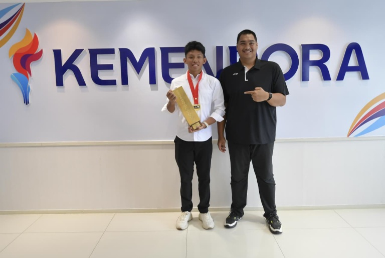 Menteri Pemuda dan Olahraga Republik Indonesia (Menpora RI), Dito Ariotedjo, menerima kunjungan atlet muda kebanggaan Indonesia, Boanerges Ratag di Kemenpora, Jakarta, Selasa (19/8). Boanerges diketahui baru saja menjuarai balap Endurance World Championsh