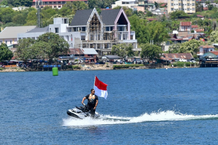 Menteri Pemuda dan Olahraga Republik Indonesia (Menpora RI) Dito Ariotedjo memimpin parade lap F1 Powerboat Danau Toba 2025 dengan mengendarai jetski di Pelabuhan Mulia Raja Napitupulu, Kabupaten Toba, Sumatera Utara, Sabtu (23/8). (foto:Andre/kemenpora.g