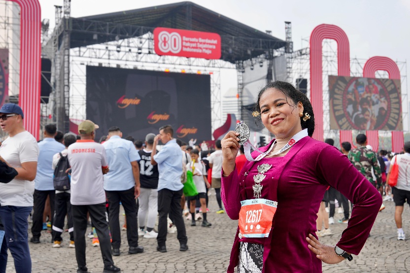 Salah satu peserta Merdeka Run 8.0 K terlihat begitu berbeda. Dengan mengenakan baju adat Jawa, Kebaya, Siti Rohaniah ikut berlari sepanjang 8 km dari garis start hinggga finis di depan Gedung Istana Merdeka, Gambir, Jakarta Pusat, Minggu (24/8) pagi. (fo