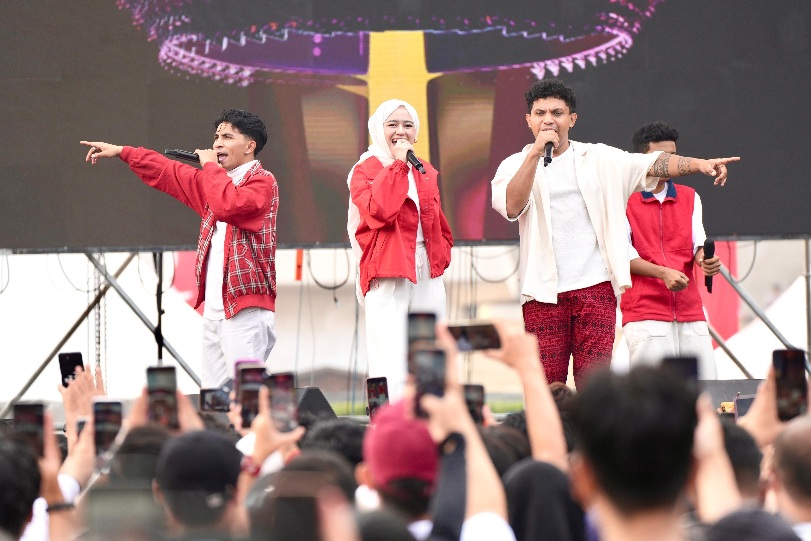 Ajang lari Merdeka Run 8.0 K ajang kolaborasi Kemenpora RI, Kemensesneg dan Seskab untuk memperingati HUT ke-80 RI di depan Istana Merdeka Jakarta, Minggu (24/8) pagi terlihat berbeda dan sangat menghibur masyarakat. (foto:gilang/kemenpora.go.id)