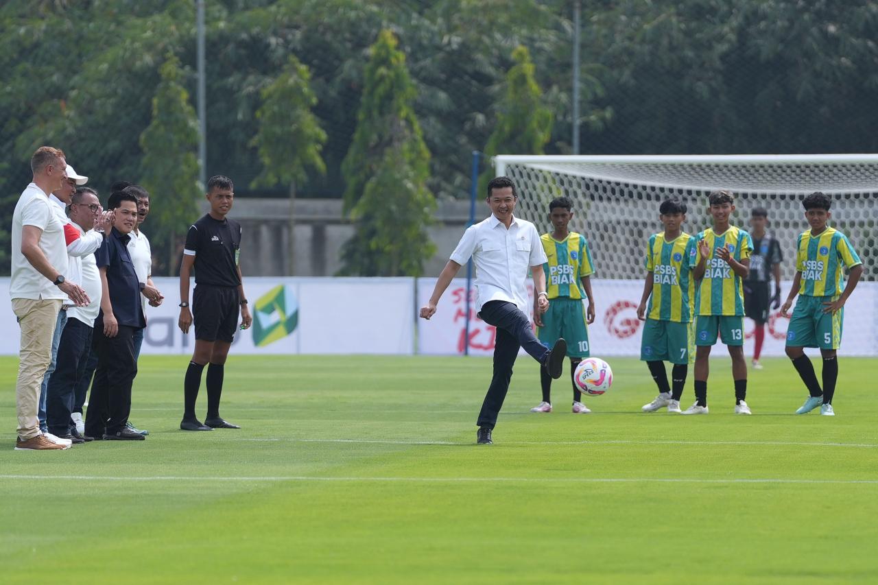 Wakil Menteri Pemuda dan Olahraga Republik Indonesia (Wamenpora RI), Taufik Hidayat membuka turnamen sepak bola usia muda Nusantara Open 2025 di Training Ground Garudayaksa Football Academy, Bekasi, Jawa Barat, Senin (25/8). (foto:Herry/kemenpora.go.id)