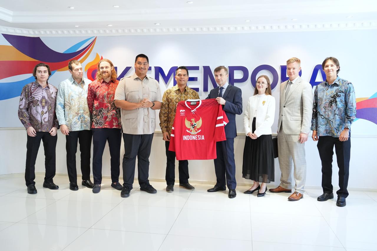 Menteri Pemuda dan Olahraga Republik Indonesia (Menpora RI), Dito Ariotedjo, menerima kunjungan Duta Besar Rusia untuk Indonesia Sergei Tolchenov beserta rombongan di Kemenpora, Jakarta, Rabu (27/8). (foto:Herry/kemenpora.go.id)