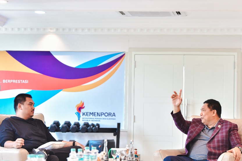 Menteri Pemuda dan Olahraga Republik Indonesia (Menpora RI), Dito Ariotedjo, menerima kunjungan Komisaris Jenderal Polisi (Purn) Prof. Petrus Reinhard Golose di kantor Kemenpora, Selasa (2/9).(foto:Andre/kemenpora go.id)