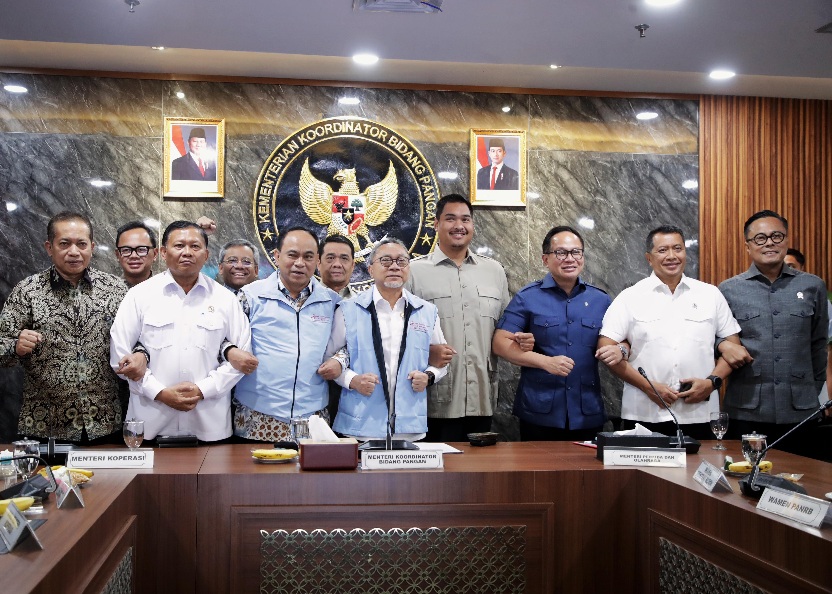 Menteri Pemuda dan Olahraga Republik Indonesia (Menpora RI) Dito Ariotedjo, bersama Menteri Koperasi Budi Arie Setiadi menghadiri Rapat Koordinasi Tingkat Menteri yang dipimpin Menteri Koordinator Bidang Pangan Zulkifli Hasan di Ruang Rapat Utama, Kemenko