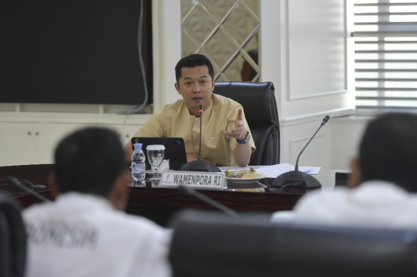 Wakil Menteri Pemuda dan Olahraga (Wamenpora) RI Taufik Hidayat menerima paparan Deputi Bidang Pelayanan Kepemudaan Kemenpora RI terkait persiapan peringatan Hari Sumpah Pemuda (HSP) 2025 di Lantai 10 Graha Kemenpora, Jalan Gerbang Pemuda Nomor 3, Senayan