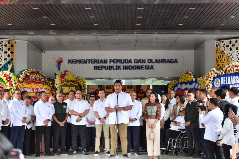 Dito Ariotedjo resmi pamit didepan ratusan karyawan, pegawai, scurity hingga OB (office boy) Kementerian Pemuda dan Olahraga Republik Indonesia (Kemenpora RI). Dito menjabat sebagai Menpora RI sejak 2023, ia titipkan program yang dirasa baik serta berpesa
